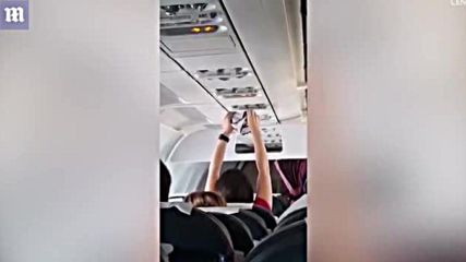 Жена си свали бикините в самолет , за да ги суши