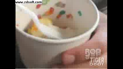 Joe Jonas Eating Pinkberry
