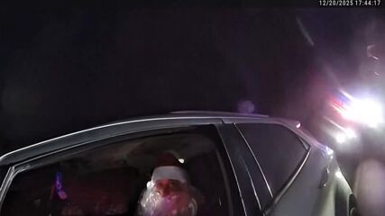 "Покажете си шофьорската книжка": Полицаи спряха мъж с костюм на Дядо Коледа за превишена скорост