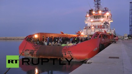 Italy: Nearly 900 refugees arrive in Sicily aboard tug boat