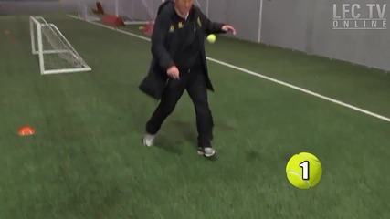 Колин Паскоу прави бройки с топка за тенис на корт