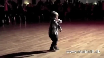 2 годишно дете танцува страхотно