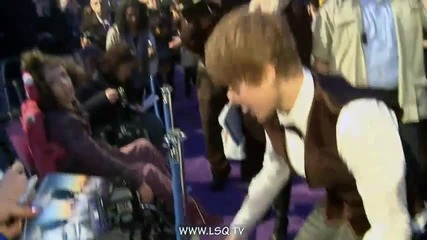 Djystin Biibyr se sreshta s fenovete si na premierata na filma mu Never Say Never ( United Kingdom ) 