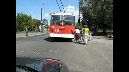 Откачена баба бута тролей - смях 