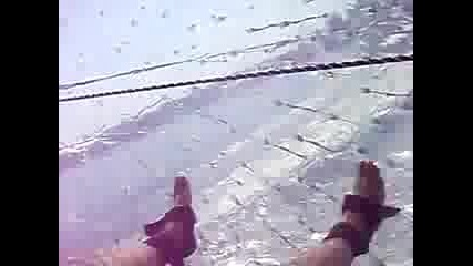 Лудо преживяване с балон във водата