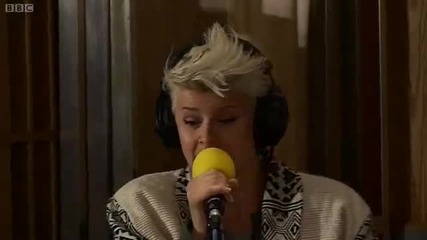 Robyn - Dancing On My Own ( Live Lounge ) 