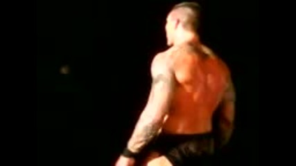 Randy Orton почти удари дете