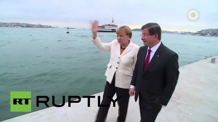 Turkey: PM Davutoglu takes Merkel sight-seeing on the Bosphorus