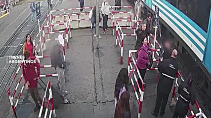 Жена се размина на косъм от идващ влак, докато си гледа в телефона (ВИДЕО)