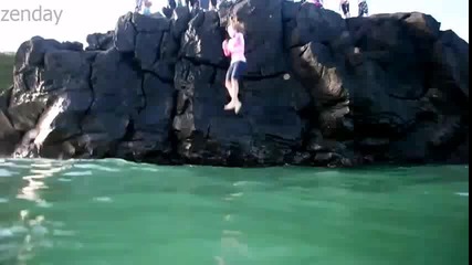 Скокове от скалите във водата