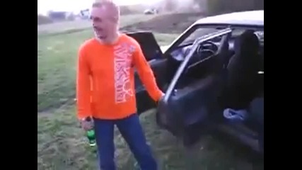 Луд руснак свири с врата - Смях
