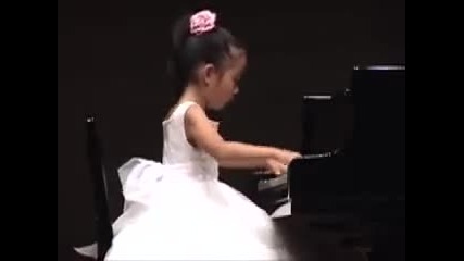 6 годишно момиченце свири на пиано ( Mozart Sonata K331 Allegretto)