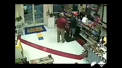 Жена шофьор разбива вратата на магазин 