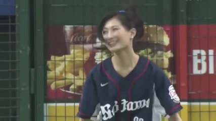Японски момиче разбива плочи с глава .