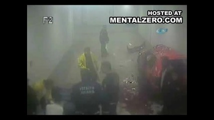 Автомобил се забива в метрото и..