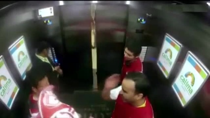 Смях ... Футболни фенове в асансьора !!! луда шега .