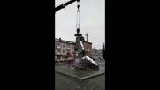 В Украйна премахнаха статуя на известен съветски писател (ВИДЕО)
