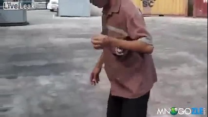 Вкарване на монета с мотокар в бутилка