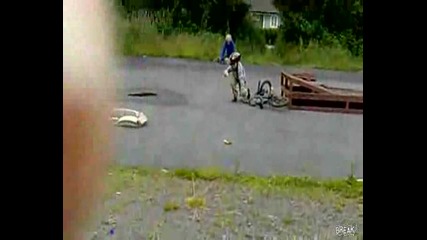 !смях!дете пада от колелото и родителите му се смеят