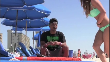 Красиво момиче пърди на плажа