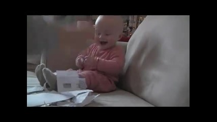 смях, бебе се смее когато се къса хартия :d