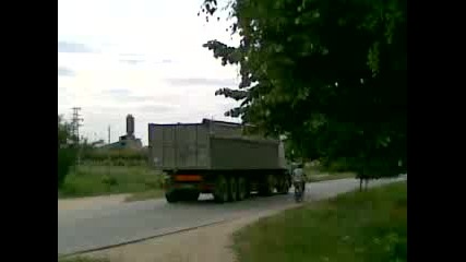 минаващ камион покраи тутракан