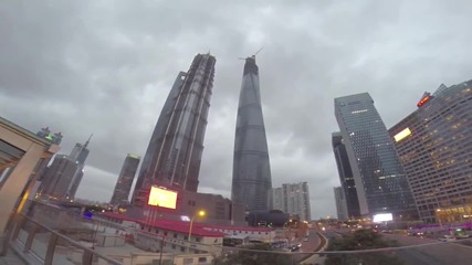 Луди руснаци се катерят по една от най - високите кули в света – Shanghai Tower (650 метра)!
