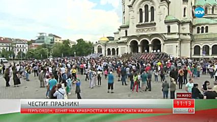 Кулминацията на парада: Ротите се снимат пред „Александър Невски”