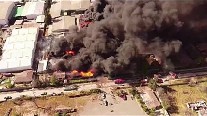 Кадри от дрон показват пожар в чилийска фабрика за пластмаса (ВИДЕО)