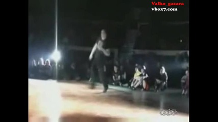 Break Dancer пада на врата си 