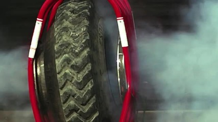 Взрив на автомобилна гума в забавен кадър