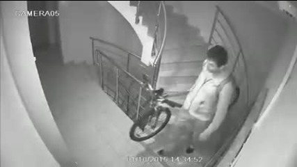 Нагъл крадец отмъква колело в центъра на Бургас, познавате ли го?