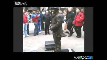 Жива статуя замира в нереална!!