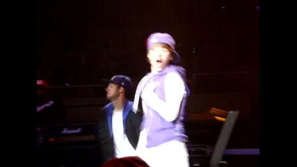 Justin Bieber пее Runaway Love на живо в Ханолулу / Хавай на 08.10.2010 