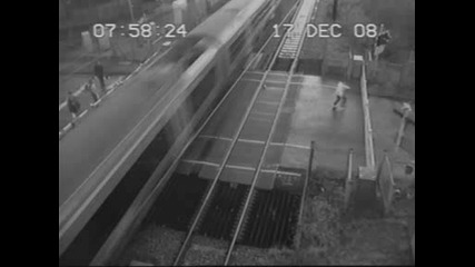 Глупав човек прескача бариера на Жп линия