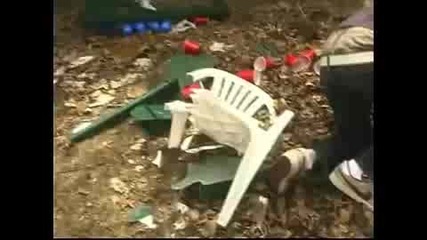 Луд Скача От Покрива Със Стол