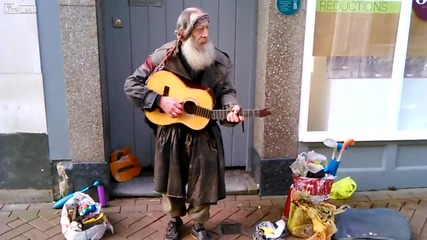 Старец се преструва че свири на китара смях !!!