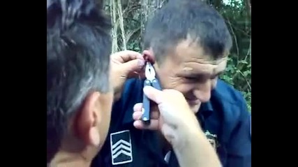 Тъп полицай остава с разкъсано ухо , заради рибарска кукичка 