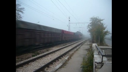 Товарен влак на Бдж в мъглата