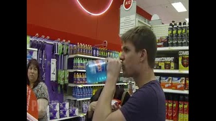 Мъж пие почистващ препарат в магазина