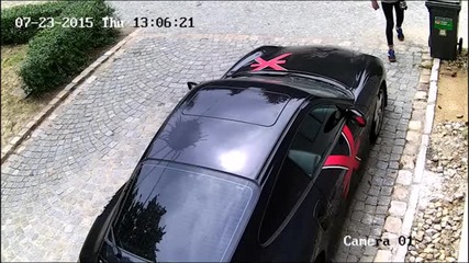 Камера заснема как вандал одрасква боята на паркирано " Порше "