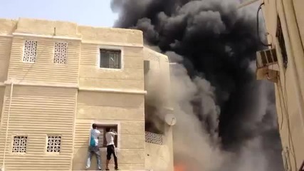 Мъж спасява дете от горяща сграда