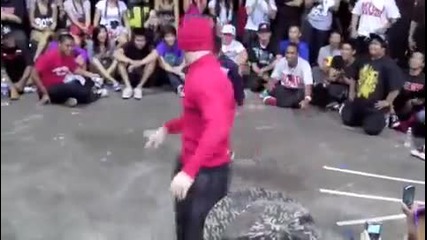 8 Годишно момче, удивителен Breakdance танцьор 