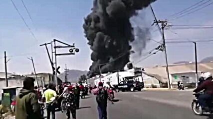 Огромен пожар във фабрика за пластмаса в Мексико
