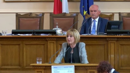 Манолова: Над закона ли е Плевнелиев?