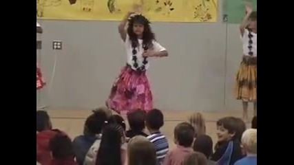 Малката Дая танцува Хула(хавайски танц)