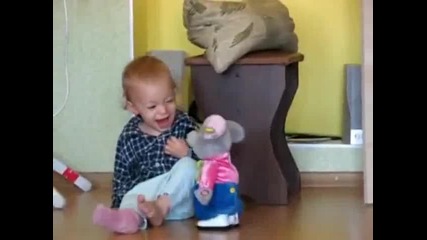 Бебче се стряска от играчката си