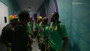 Камерунските играчи пристигнаха с песни и танци на 
