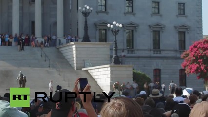 USA: Confederate flag removed from South Carolina's State House