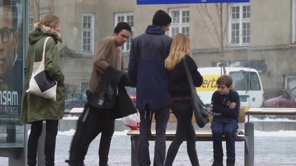 Скрита камера в Осло показва как реагират минувачите, когато виждат зъзнещо момче на спирката